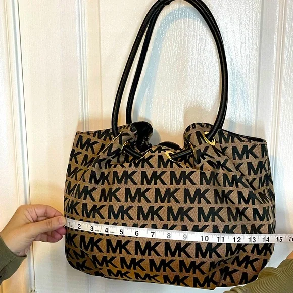 Michael Kors Black & Beige Signature Logo Medium East West Ring Tote Bag - Picture 3 of 10